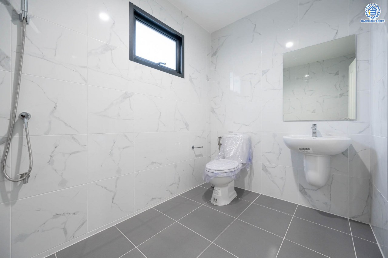 บ้านมือสองตกแต่งใหม่ คุณภาพแบรนด์ LH โครงการ ชลลดา บางบัวทอง เนื้อที่ 99 ตร.ว. ตกแต่งหรูหรา ฟังก์ชันจัดเต็ม 3 ห้องนอน 3 ห้องน้ำ จอดรถได้ 1 คัน พร้อม Facilities ครบ! บนทำเลคุณภาพ เชื่อมต่อได้หลายเส้นทาง ใกล้เซ็นทรัลเวสต์เกต และรถไฟฟ้า "สถานีบางพลู"